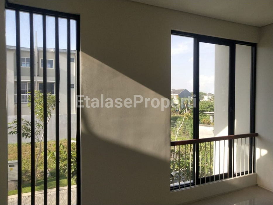 Foto properti Baru Gress! Disewakan Rumah Northwest Lake NWL Onega Citraland Surabaya 3