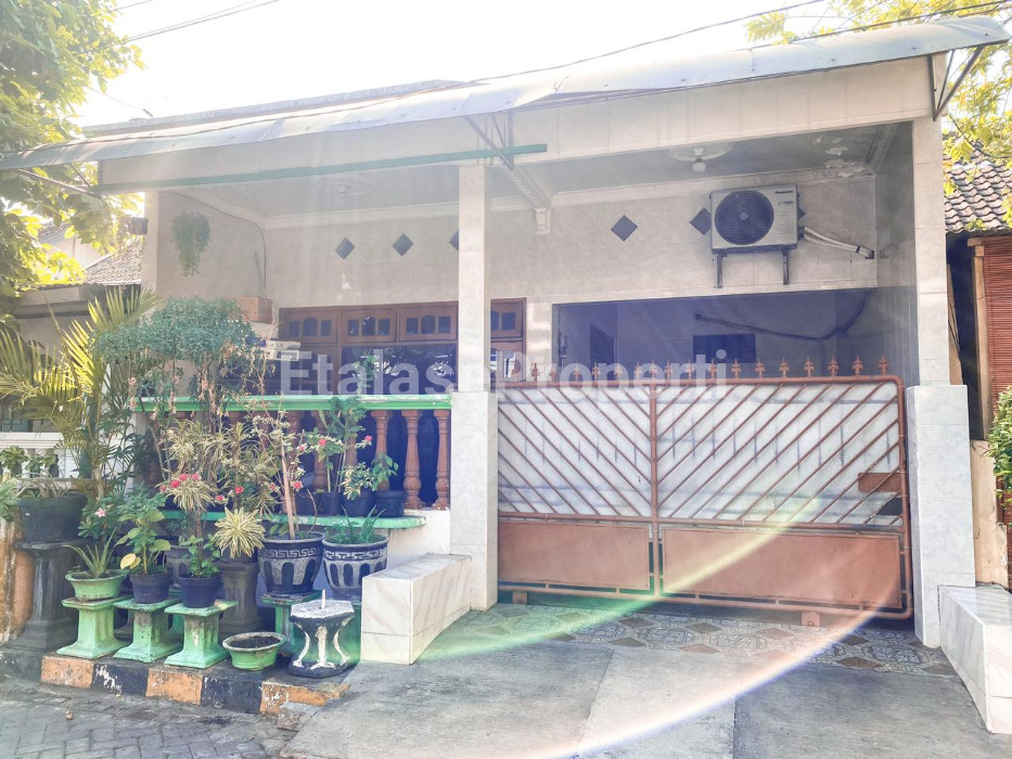 Foto properti Dijual Rumah Strategis Tanjung Perak Dekat Pelabuhan Dan Pusat Kota 1