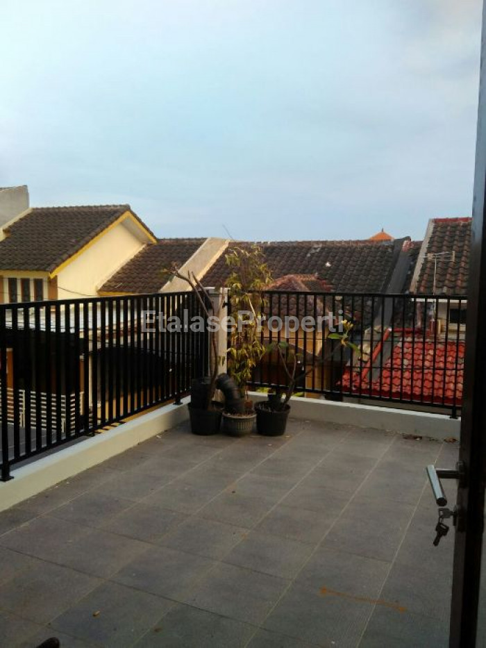 Foto properti Dijual Rumah Siap Huni 2 Lantai Daerah Wonorejo Rungkut Surabaya 2
