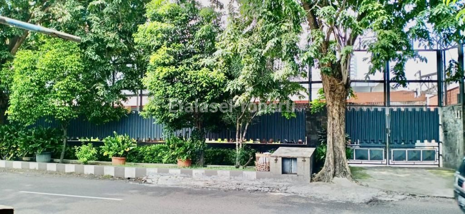 Foto properti Rumah Siap Huni  Cocok Untuk Usaha Lokasi Strategis Di Jl. Embong Kemiri Pusat Kota Surabaya 2